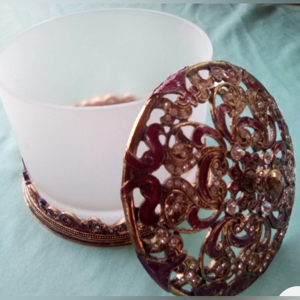 Beautiful Vintage Trinket/Jewerly Round Box